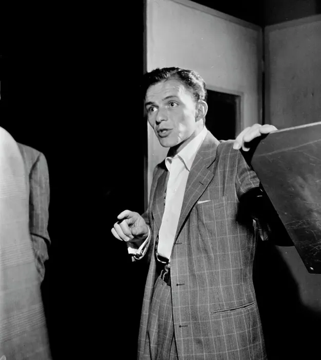 Framed Print : Portrait of Frank Sinatra, Liederkrantz Hall, New York, N.Y. ca. 1947. Creator: William Paul Gottlieb Framed Print : Portrait of Frank Sinatra, Liederkrantz Hall, New York, N.Y. ca. 1947. Creator: William Paul Gottlieb