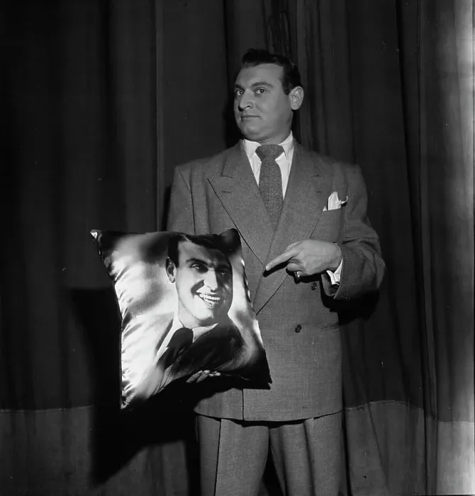 Framed Print : Portrait of Frankie Laine, New York, N.Y. 1946. Creator: William Paul Gottlieb Framed Print : Portrait of Frankie Laine, New York, N.Y. 1946. Creator: William Paul Gottlieb
