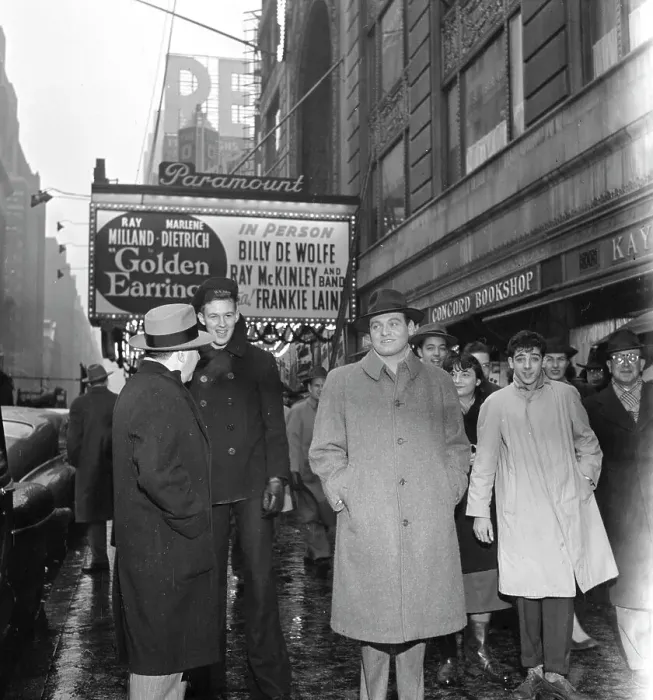 Framed Print : Portrait of Frankie Laine, Paramount Theater, New York, N.Y. 1946. Creator: William Paul Gottlieb Framed Print : Portrait of Frankie Laine, Paramount Theater, New York, N.Y. 1946. Creator: William Paul Gottlieb