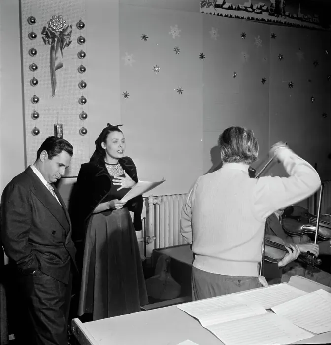 Framed Print : Portrait of Lena Horne and Lennie Hayton, New York, N.Y. 1946. Creator: William Paul Gottlieb Framed Print : Portrait of Lena Horne and Lennie Hayton, New York, N.Y. 1946. Creator: William Paul Gottlieb