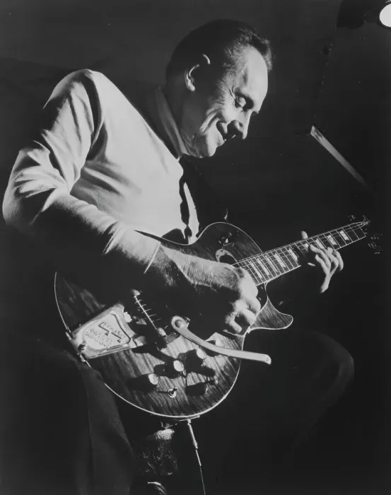Framed Print : Portrait of Les Paul, Fat Tuesday, New York, N.Y. ca. 1980s. Creator: William Paul Gottlieb Framed Print : Portrait of Les Paul, Fat Tuesday, New York, N.Y. ca. 1980s. Creator: William Paul Gottlieb