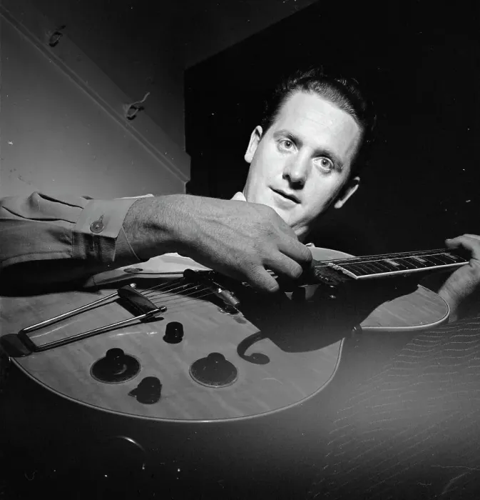Framed Print : Portrait of Les Paul, New York, N.Y.(?), ca. Jan. 1947. Creator: William Paul Gottlieb Framed Print : Portrait of Les Paul, New York, N.Y.(?), ca. Jan. 1947. Creator: William Paul Gottlieb