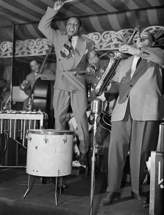 Framed Print : Portrait of Lionel Hampton and Arnett Cobb, Aquarium, New York, N.Y. ca. June 1946. Creator: William Paul Gottlieb Framed Print : Portrait of Lionel Hampton and Arnett Cobb, Aquarium, New York, N.Y. ca. June 1946. Creator: William Paul Gottlieb