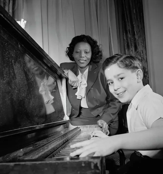Framed Print : Portrait of Mary Lou Williams and Roger Barnet, Waldorf-Astoria, Suite 4-B, New York, N.Y. 1947. Creator: William Paul Gottlieb Framed Print : Portrait of Mary Lou Williams and Roger Barnet, Waldorf-Astoria, Suite 4-B, New York, N.Y. 1947. Creator: William Paul Gottlieb
