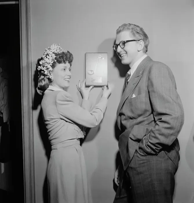 Framed Print : Portrait of Melvin G. Powell and Martha Scott in their home, Connecticut, ca. May 1947. Creator: William Paul Gottlieb Framed Print : Portrait of Melvin G. Powell and Martha Scott in their home, Connecticut, ca. May 1947. Creator: William Paul Gottlieb