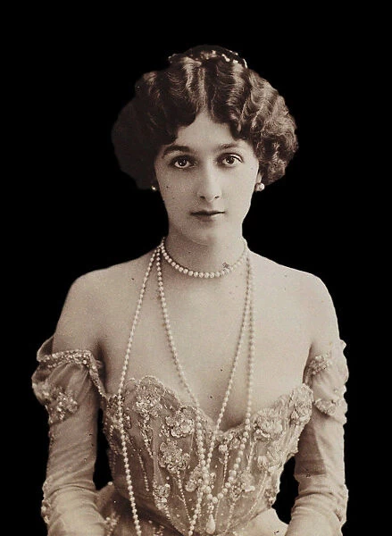 Portrait of the opera singer Lina Cavalieri (1874-1944). Creator: Photo studio Reutlinger, Paris