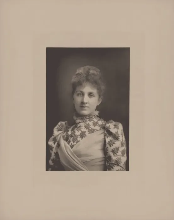 Framed Print : Portrait of the pianist and composer Liza Lehmann (1862-1918). Creator: Photo studio W Framed Print : Portrait of the pianist and composer Liza Lehmann (1862-1918). Creator: Photo studio W