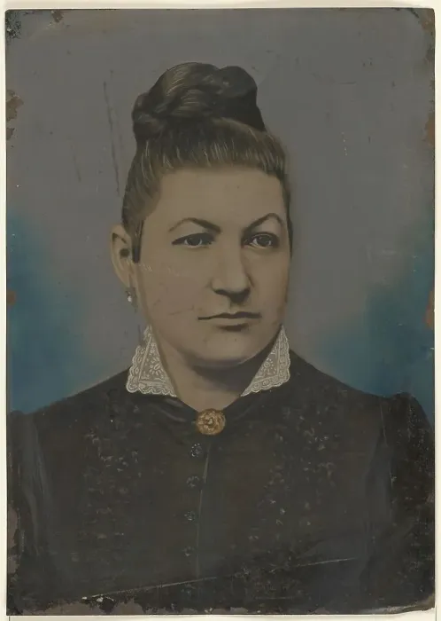 Framed Print : Portrait of woman, 1860s-1880s. Creator: Unknown Framed Print : Portrait of woman, 1860s-1880s. Creator: Unknown