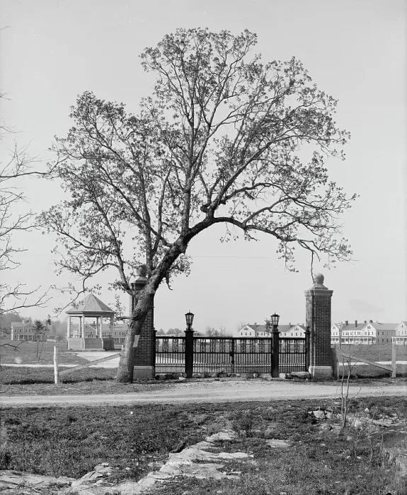 Framed Print : The Post gate, Fort Oglethorpe, Chicamauga [i.e. Chickamauga-Chattanooga National.... c1900-1910. Creator: Unknown Framed Print : The Post gate, Fort Oglethorpe, Chicamauga [i.e. Chickamauga-Chattanooga National.... c1900-1910. Creator: Unknown