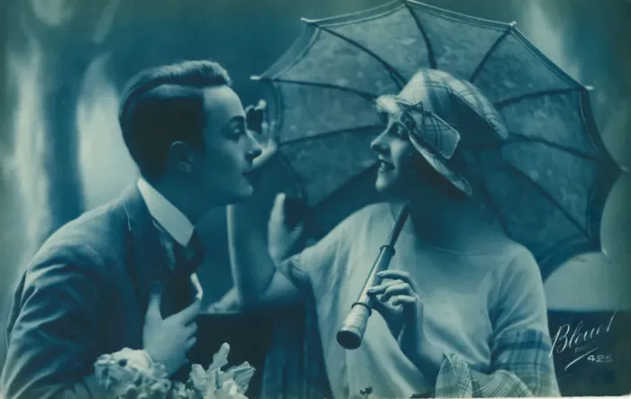 Framed Print : Postcard of romantic vintage couple, in blue Framed Print : Postcard of romantic vintage couple, in blue