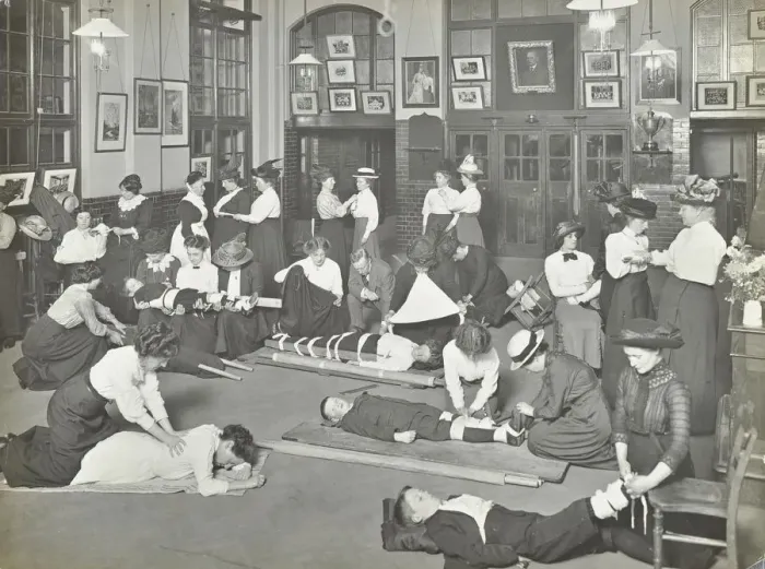 Framed Print : Practical first aid class for women, Blackheath Road Evening Institute, 1914 Framed Print : Practical first aid class for women, Blackheath Road Evening Institute, 1914
