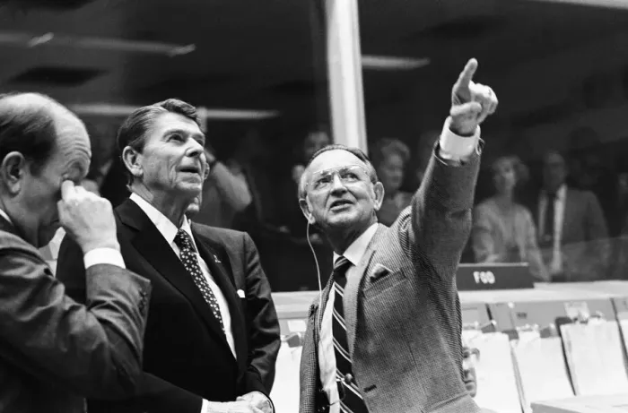Framed Print : President Ronald Reagan at mission control, Houston, Texas, USA, November 13, 1981 Framed Print : President Ronald Reagan at mission control, Houston, Texas, USA, November 13, 1981