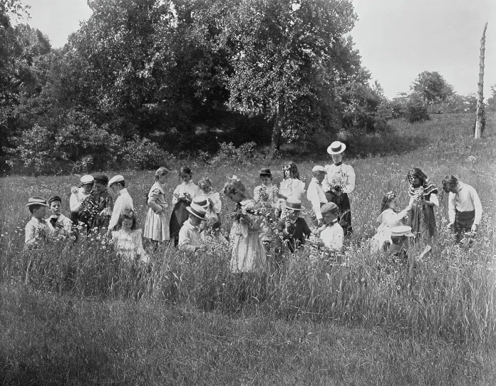 Framed Print : A primary school in the field, 1900. Creator: Frances Benjamin Johnston Framed Print : A primary school in the field, 1900. Creator: Frances Benjamin Johnston