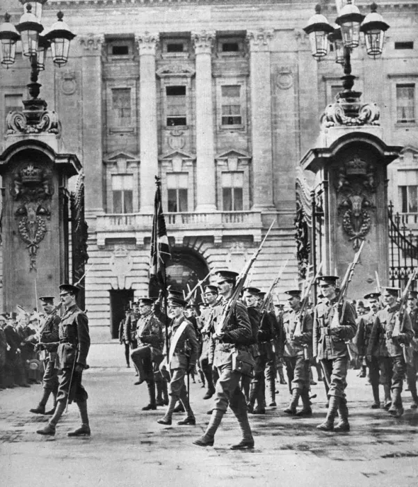 Framed Print : The Prince of Wales commissioned in the Grenadier Guards, London, August 1914 Framed Print : The Prince of Wales commissioned in the Grenadier Guards, London, August 1914