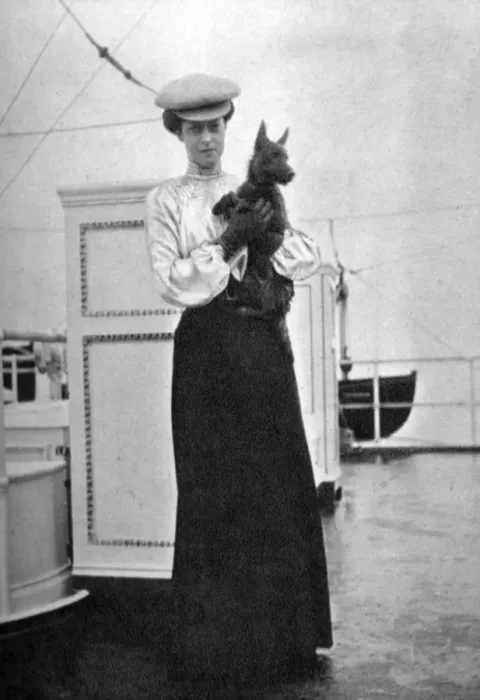 Framed Print : Princess Victoria (1868-1935) with Mac on board the royal yacht Victoria and Albert III, 1908. Artist: Queen Alexandra