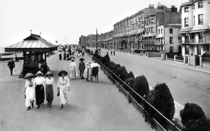 Framed Print : The promenade, West Worthing, West Sussex, early 20th century. Artist: Valentine & Sons Framed Print : The promenade, West Worthing, West Sussex, early 20th century. Artist: Valentine & Sons