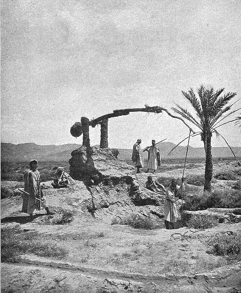 Un puits a bascule (khotara) ou 'cigogne'; Afrique du nord, 1914. Creator: Unknown. Un puits a bascule (khotara) ou 'cigogne'; Afrique du nord, 1914. Creator: Unknown