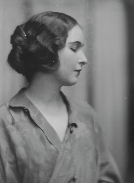 Pujo, Mona, Miss, portrait photograph, 1916. Creator: Arnold Genthe