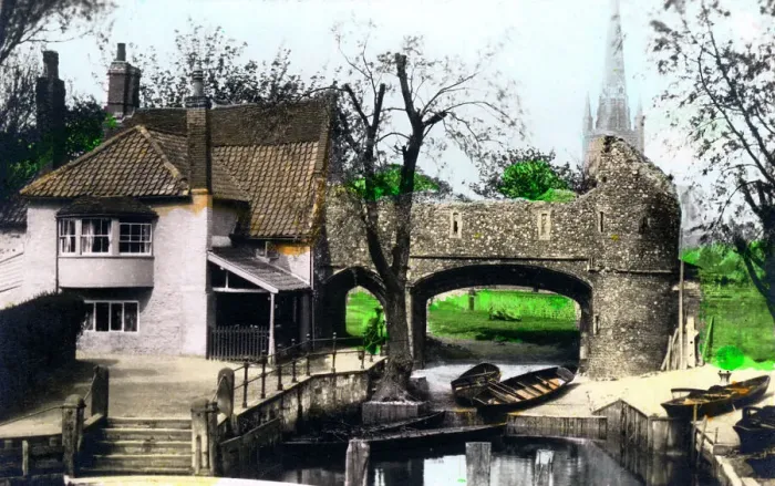 Framed Print : Pulls Ferry, Norwich, Norfolk, 1926. Artist: Cavenders Ltd Framed Print : Pulls Ferry, Norwich, Norfolk, 1926. Artist: Cavenders Ltd