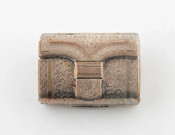 Framed Print : Purse-Shaped Vinaigrette, Birmingham, 1817 / 18. Creator: Joseph Willmore Framed Print : Purse-Shaped Vinaigrette, Birmingham, 1817 / 18. Creator: Joseph Willmore