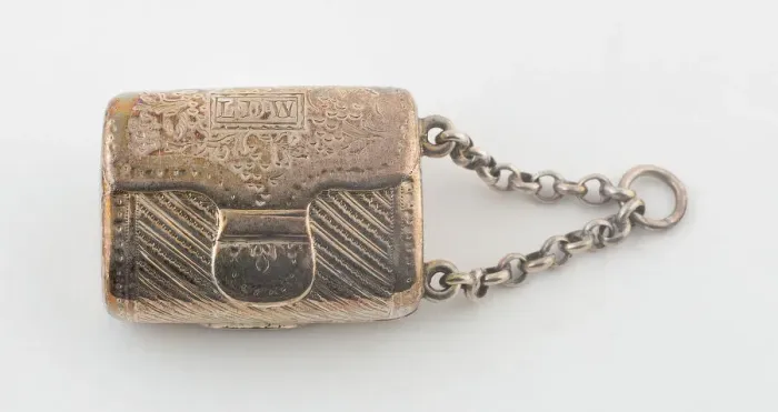 Framed Print : Purse-Shaped Vinaigrette, London, 1815 / 16. Creator: William Eliott Framed Print : Purse-Shaped Vinaigrette, London, 1815 / 16. Creator: William Eliott