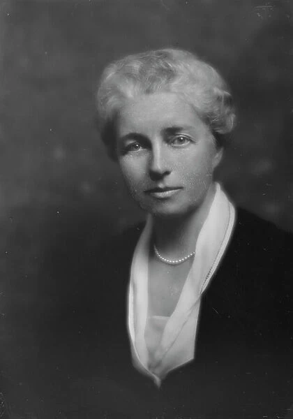 Pyle, Graham, Mrs. portrait photograph, 1917. Creator: Arnold Genthe