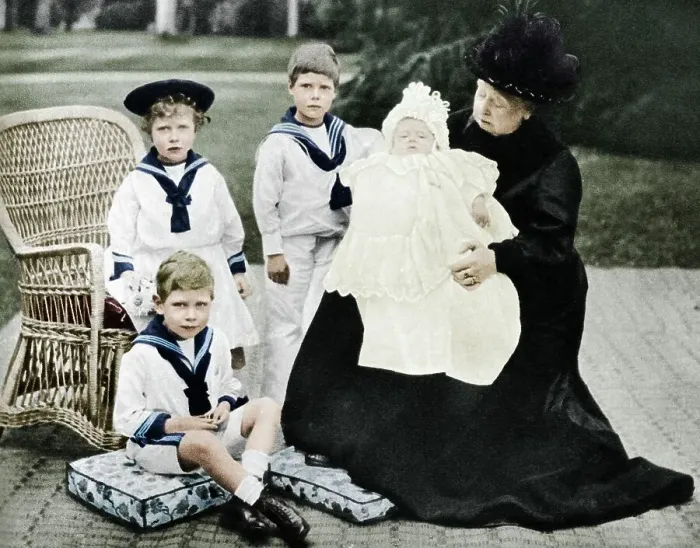 Framed Print : Queen Victoria with her great-granchildren at Osborne House, Isle of Wight, 1900 Framed Print : Queen Victoria with her great-granchildren at Osborne House, Isle of Wight, 1900