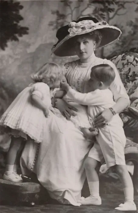 Framed Print : Queen Victoria of Spain with Prince Alfonso, Princess Maria Christina and Princess Beatrice, 1911 Framed Print : Queen Victoria of Spain with Prince Alfonso, Princess Maria Christina and Princess Beatrice, 1911