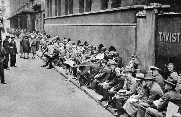 A queue for first night tickets in Covent Garden, London, 1926-1927