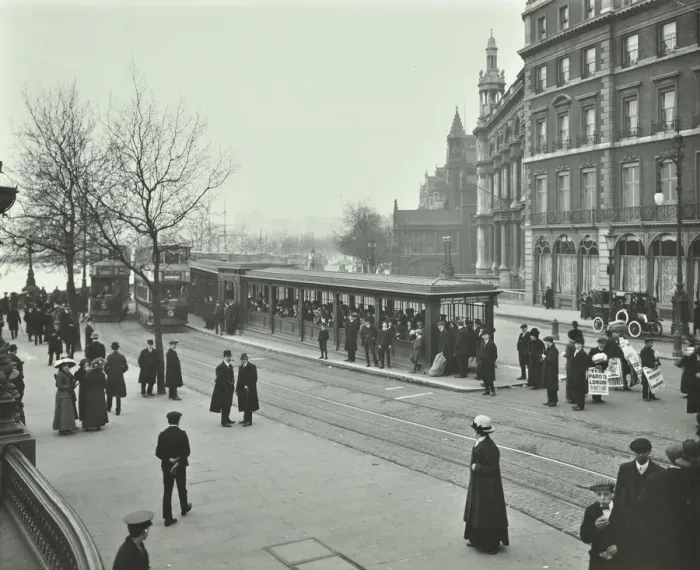 Framed Print : Queue of people at Blackfriars Tramway shelter, London, 1912 Framed Print : Queue of people at Blackfriars Tramway shelter, London, 1912