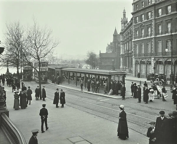 Queue of people at Blackfriars Tramway shelter, London, 1912