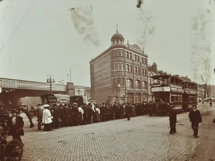 Framed Print : Queue of people at a bus stop in the Blackfriars Road, London, 1906 Framed Print : Queue of people at a bus stop in the Blackfriars Road, London, 1906