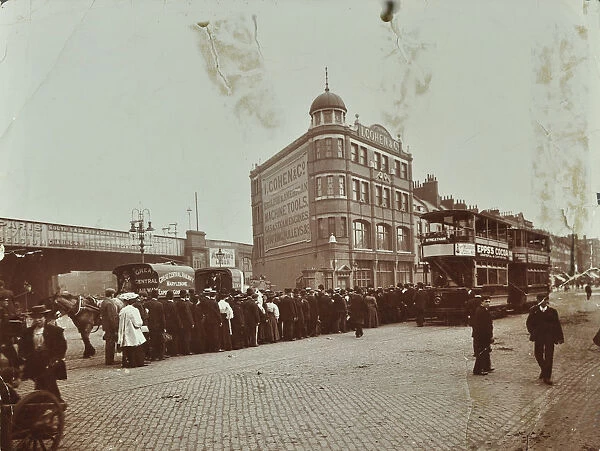 Queue of people at a bus stop in the Blackfriars Road, London, 1906