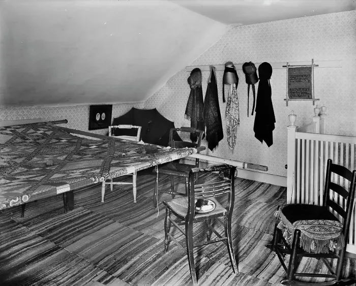Framed Print : The Quilting room, Washington's headquarters (i.e. Morris-Jumel mansion), N.Y. c1905-1915. Creator: Unknown Framed Print : The Quilting room, Washington's headquarters (i.e. Morris-Jumel mansion), N.Y. c1905-1915. Creator: Unknown
