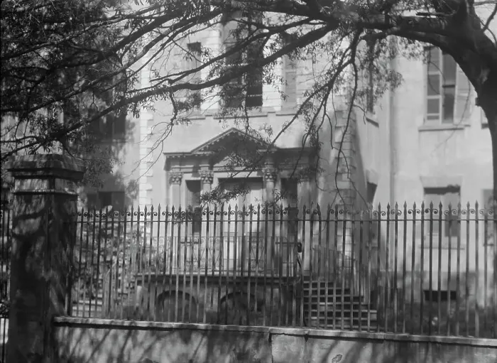 Framed Print : [Radcliffe-King Mansion, 24 George Street], Charleston, South Carolina, between 1920 and 1926. Creator: Arnold Genthe