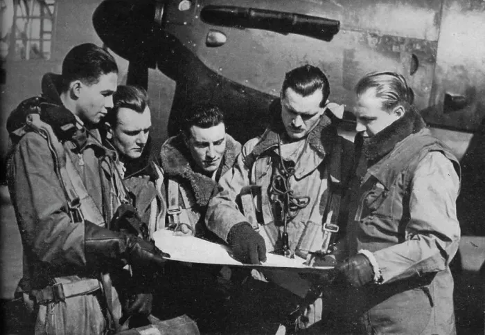 Framed Print : RAF bomber crew, 1941 Framed Print : RAF bomber crew, 1941