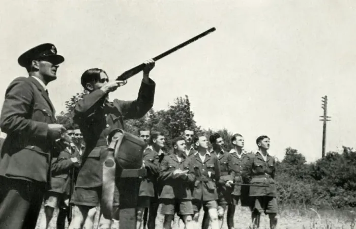 Framed Print : RAF personnel learning to fire guns during the Second World War, 1941. Creator: Charles Brown Framed Print : RAF personnel learning to fire guns during the Second World War, 1941. Creator: Charles Brown