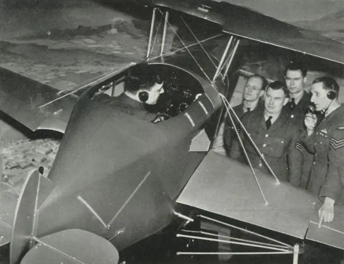 Framed Print : RAF personnel learning to fly in a flight simulator during the Second World War, 1941 Framed Print : RAF personnel learning to fly in a flight simulator during the Second World War, 1941