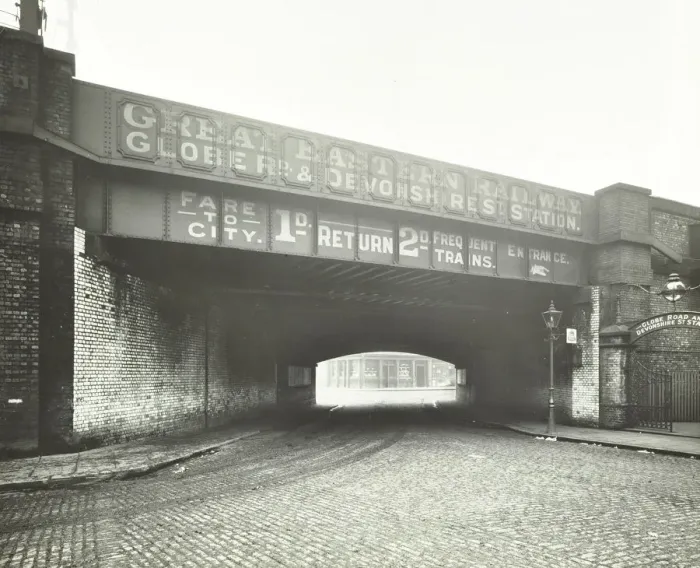 Framed Print : Railway bridge across Globe Road, Bethnal Green, London, 1914 Framed Print : Railway bridge across Globe Road, Bethnal Green, London, 1914