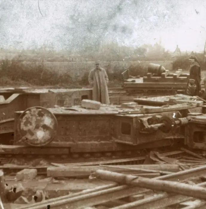 Framed Print : Railway mounting for Big Bertha gun, c1914-c1918 Framed Print : Railway mounting for Big Bertha gun, c1914-c1918