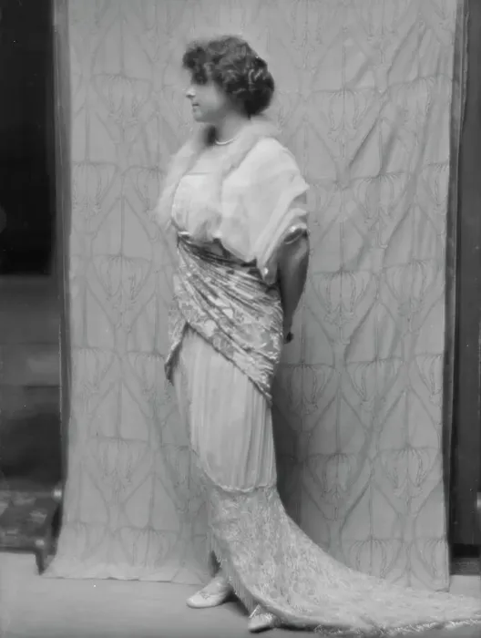 Framed Print : Rancougne, Viscountess de, portrait photograph, 1913. Creator: Arnold Genthe Framed Print : Rancougne, Viscountess de, portrait photograph, 1913. Creator: Arnold Genthe