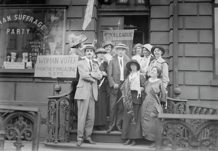 Framed Print : R.C. Beadle, A.H. Brown, and suffragettes, 1913. Creator: Bain News Service Framed Print : R.C. Beadle, A.H. Brown, and suffragettes, 1913. Creator: Bain News Service
