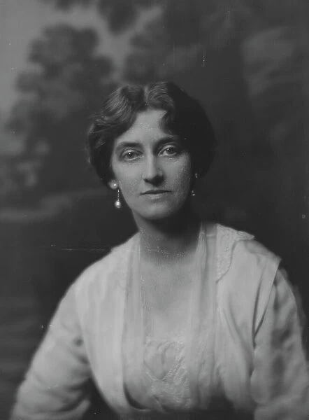 Read, William A. Mrs. portrait photograph, 1916. Creator: Arnold Genthe