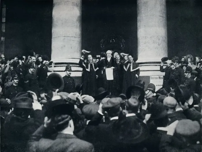 Framed Print : Reading the Proclamation of the War against Turkey from the Royal Exchange, London, 1914 Framed Print : Reading the Proclamation of the War against Turkey from the Royal Exchange, London, 1914