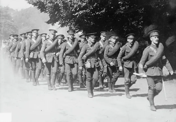 Framed Print : Recruits at Aldershot on practice hike, between 1914 and c1915. Creator: Bain News Service Framed Print : Recruits at Aldershot on practice hike, between 1914 and c1915. Creator: Bain News Service