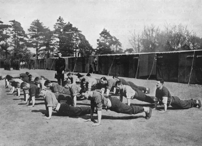 Framed Print : Recruits to the Grenadier Guards at physical drill at Caterham, where the Brigade of Foot Guards de Framed Print : Recruits to the Grenadier Guards at physical drill at Caterham, where the Brigade of Foot Guards de