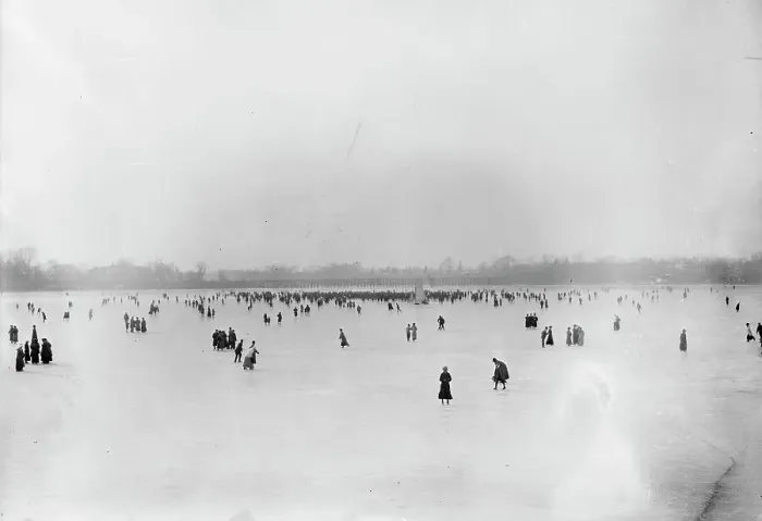 Framed Print : At Red Bank, between c1910 and c1915. Creator: Bain News Service Framed Print : At Red Bank, between c1910 and c1915. Creator: Bain News Service
