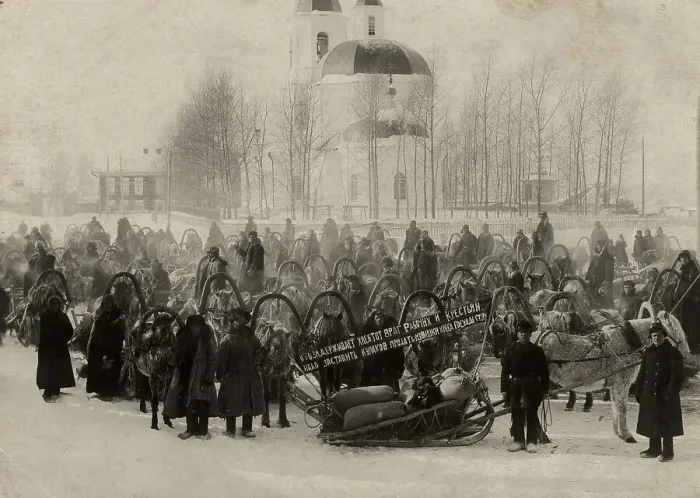 Framed Print : Red convoy with bread against the backdrop of the Sretenskaya Church, 1920-1929. Creator: Unknown Framed Print : Red convoy with bread against the backdrop of the Sretenskaya Church, 1920-1929. Creator: Unknown