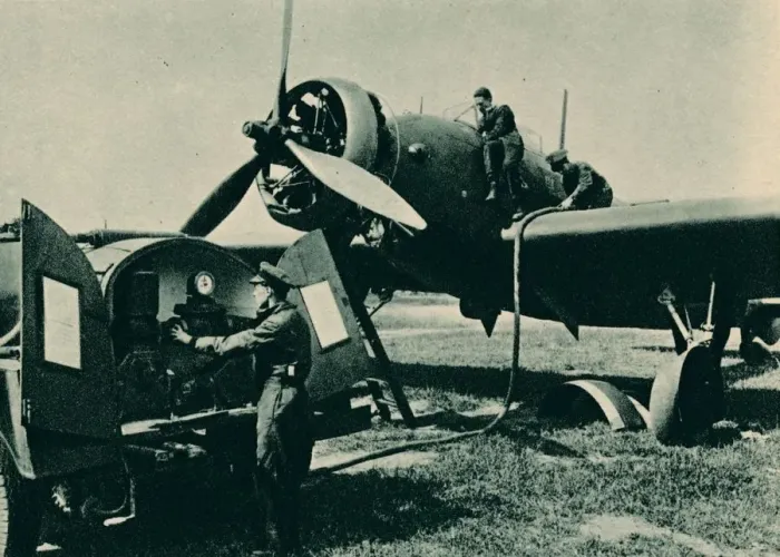 Framed Print : Refuelling a Wellesley Bomber, 1940 Framed Print : Refuelling a Wellesley Bomber, 1940