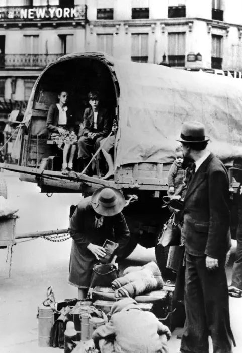Framed Print : Refugees returning home, Paris, July 1940 Framed Print : Refugees returning home, Paris, July 1940